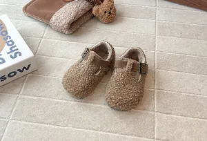 Ζεστά καφέ παιδικά παπούτσια τύπου Birkenstock με επένδυση Sherpa για τον χειμώνα.