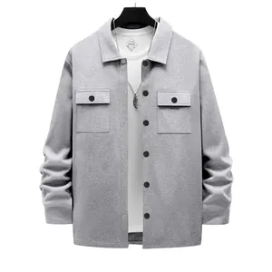 Vue détaillée d'une veste de travail d'extérieur grise pour hommes, doublée polaire.