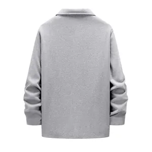 Vue arrière d'une veste grise lourde pour hommes doublée de polaire style décontracté