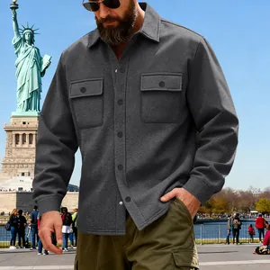 Gros plan d'une veste polaire grise lourde pour homme dans un décor de rue à New York