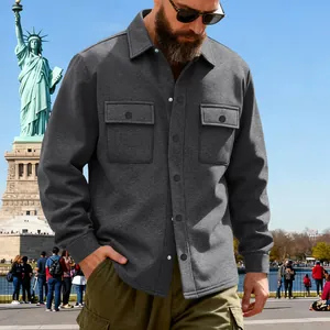 Vue détaillée d'une veste cargo grise pour homme doublée polaire de style américain