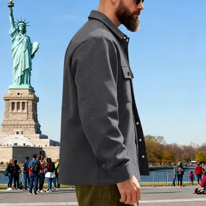 Vue latérale détaillée d'une veste de travail d'extérieur grise et lourde pour hommes