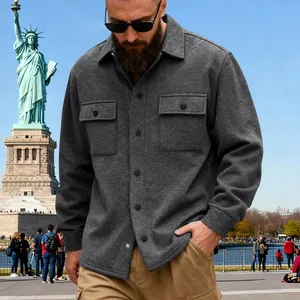 Veste polaire grise pour homme, style workwear américain avec fond de New York