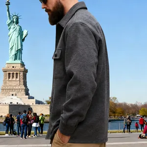Profil montrant la texture lourde et la poche de poitrine de la veste de travail grise