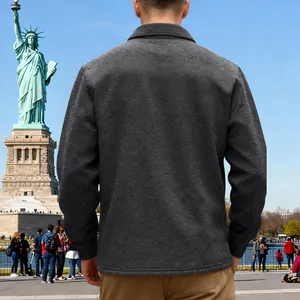 Vue de dos d'une veste d'hiver pour homme en polaire lourde gris anthracite, chaude