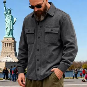 Veste polaire lourde gris anthracite pour hommes dans un décor extérieur style New York