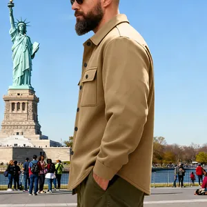 Profil latéral d'un homme portant une veste de travail kaki doublée de polaire épaisse