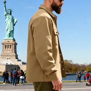 Vue latérale d'une veste de travail d'extérieur camel pour homme avec détails de poche