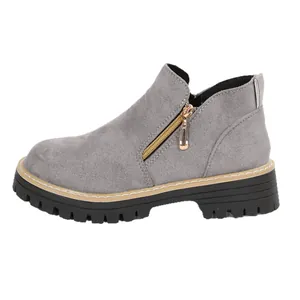Bottines en daim gris avec fermeture éclair dorée et semelle épaisse à crampons noire