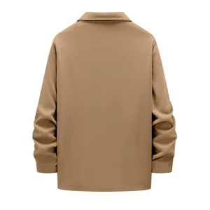 Vue arrière d'une veste de travail kaki lourde pour homme avec doublure polaire.