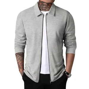 Vue détaillée d'une veste polo en maille gaufrée grise pour hommes avec fermeture