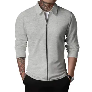 Vue détaillée du tissu en maille gaufrée grise sur une veste polo zippée pour homme