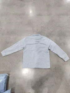 Vue arrière d'une veste d'extérieur pour homme en polaire lourde de couleur gris clair.