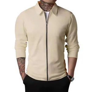 Vue détaillée de la veste beige en tricot nid d'abeille pour homme avec fermeture éclair.