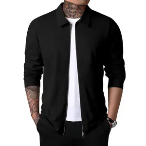 Vue détaillée d'une veste noire pour homme en maille gaufrée avec fermeture éclair