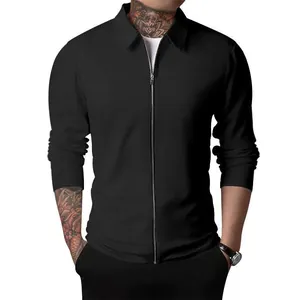 Détail d'une veste noire en maille gaufrée pour homme avec fermeture éclair et col
