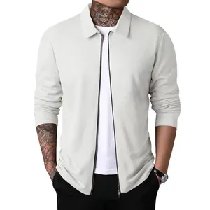 Vue détaillée de la texture gaufrée blanche sur cette veste ajustée pour homme.