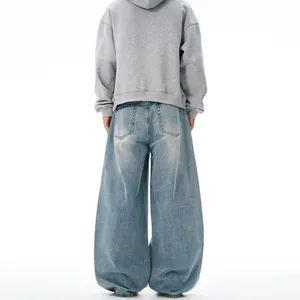Vista posteriore di jeans baggy retrò a gamba larga in denim lavato chiaro, vestibilità ampia