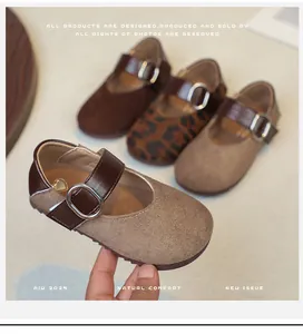 Gedetailleerd overzicht van de suède Mary Jane-schoenen voor meisjes met klassieke gesp