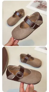 Detail van bruine suède Mary Jane-schoenen voor meisjes met gespband en rubberen zool