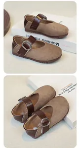 Gedetailleerde macro-opname van bruine suède Mary Jane-schoenen voor meisjes met gespje