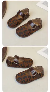 Detailweergave van Mary Jane-schoenen met luipaardprint voor meisjes met gespbandje.