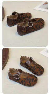 Gedetailleerde macro-opname van stijlvolle Mary Jane-schoenen voor peuters met luipaardprint.