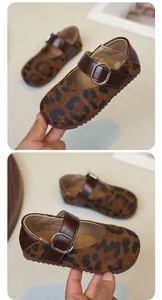 Detailopname van Mary Janes voor peuters met luipaardprint en zilveren gesp.