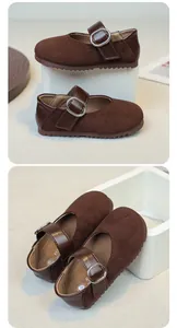 Gedetailleerd close-up van bruine suède Mary Jane-schoenen voor meisjes met een metalen gesp