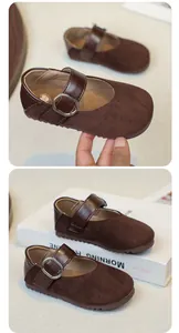 Detailweergave van bruine suède Mary Jane schoenen voor meisjes met een gespriem