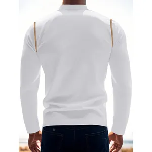 Vue arrière détaillée d'un polo blanc à manches longues pour homme avec col montant et couture.