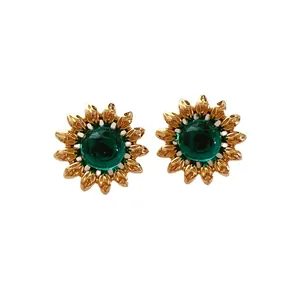 Boucles d'oreilles tournesol vintage avec élégante pierre verte centrale