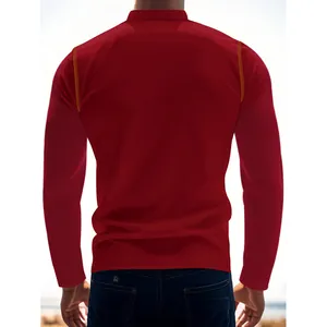 Vue arrière détaillée d'un polo à manches longues rouge pour hommes avec coutures.