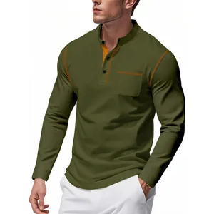 Détail d'un t-shirt Henley à manches longues vert olive pour homme avec coutures orange