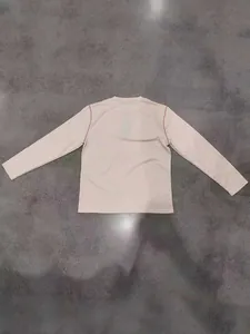Vue détaillée du dos d'un t-shirt à manches longues beige clair pour hommes avec coutures