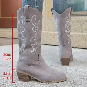 Detail von grauen bestickten Cowboy-Stiefeln mit 5,5 cm Blockabsatz und 26 cm Schaft.
