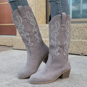 Detailansicht grauer bestickter Damen-Cowboystiefel mit eleganten Blockabsätzen.