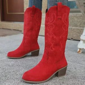 Detailansicht von roten bestickten Western-Cowboystiefeln aus Wildleder mit Blockabsatz