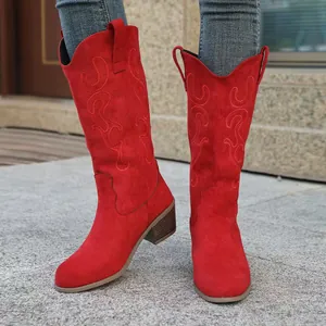 Detailansicht roter Wildleder-Westernstiefel mit feiner Stickerei und Blockabsatz.