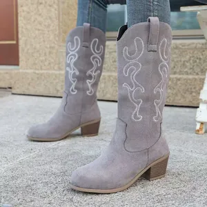 Detailansicht grauer Wildleder-Westernstiefel mit weißer Stickerei und Blockabsatz
