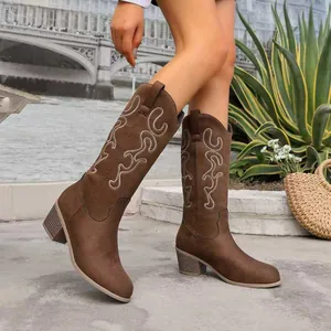 Detailansicht braune Damen Westernstiefel mit Stickerei, Blockabsatz und V-Ausschnitt