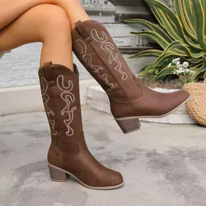 Moderne braune Westernstiefel für Damen mit Stickerei, Blockabsatz und V-Ausschnitt-Design.