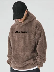 Λεπτομέρεια της μαλακής υφής teddy fleece και του κεντήματος Muscleattack στο φούτερ