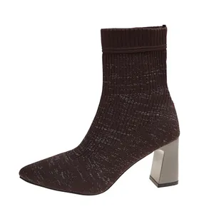 Seitenansicht brauner Strick-Sockenstiefel mit metallischem Blockabsatz und spitzer Kappe
