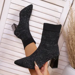 Detailansicht schwarzer Glitzer-Strick-Sockenstiefel mit spitzer Kappe und Blockabsatz