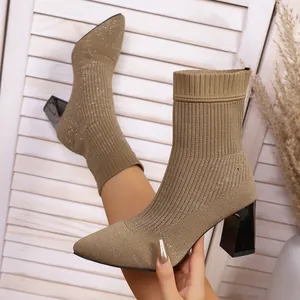 Nahaufnahme der feinen Strickstruktur und des Glitzers dieser khakifarbenen Blockabsatz-Stiefel