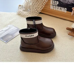 Vue détaillée des bottes Martin marron pour enfants avec col blanc et fermeture éclair latérale