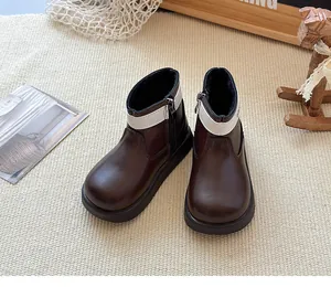 Vue latérale des bottines rétro marron pour enfants avec col blanc et fermeture éclair