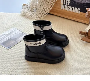 Vue détaillée de bottines Martin noires pour enfants avec fermeture éclair latérale