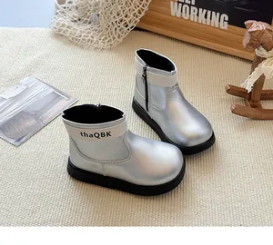 Vue détaillée de bottines Chelsea argentées pour enfants avec doublure polaire